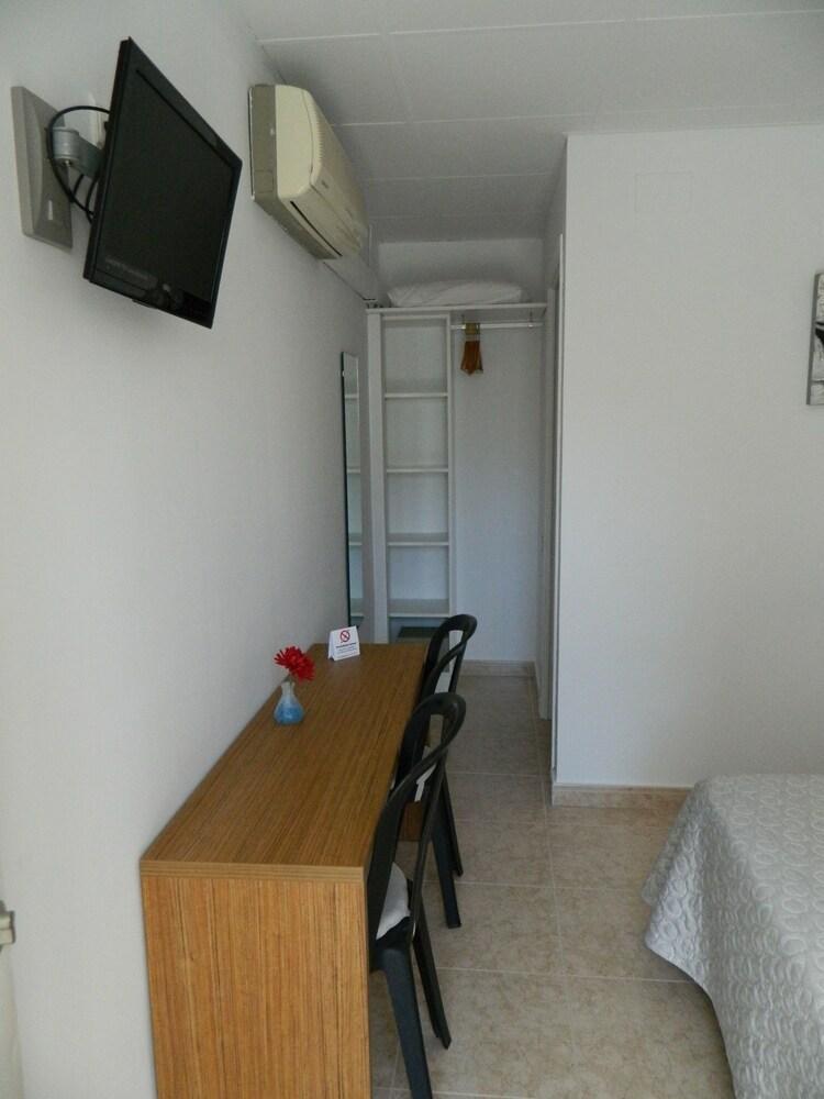 Pension Rovior Calafell Bagian luar foto